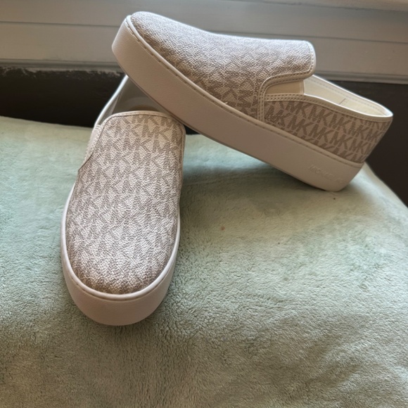 Shoes - Picture 2 of 3